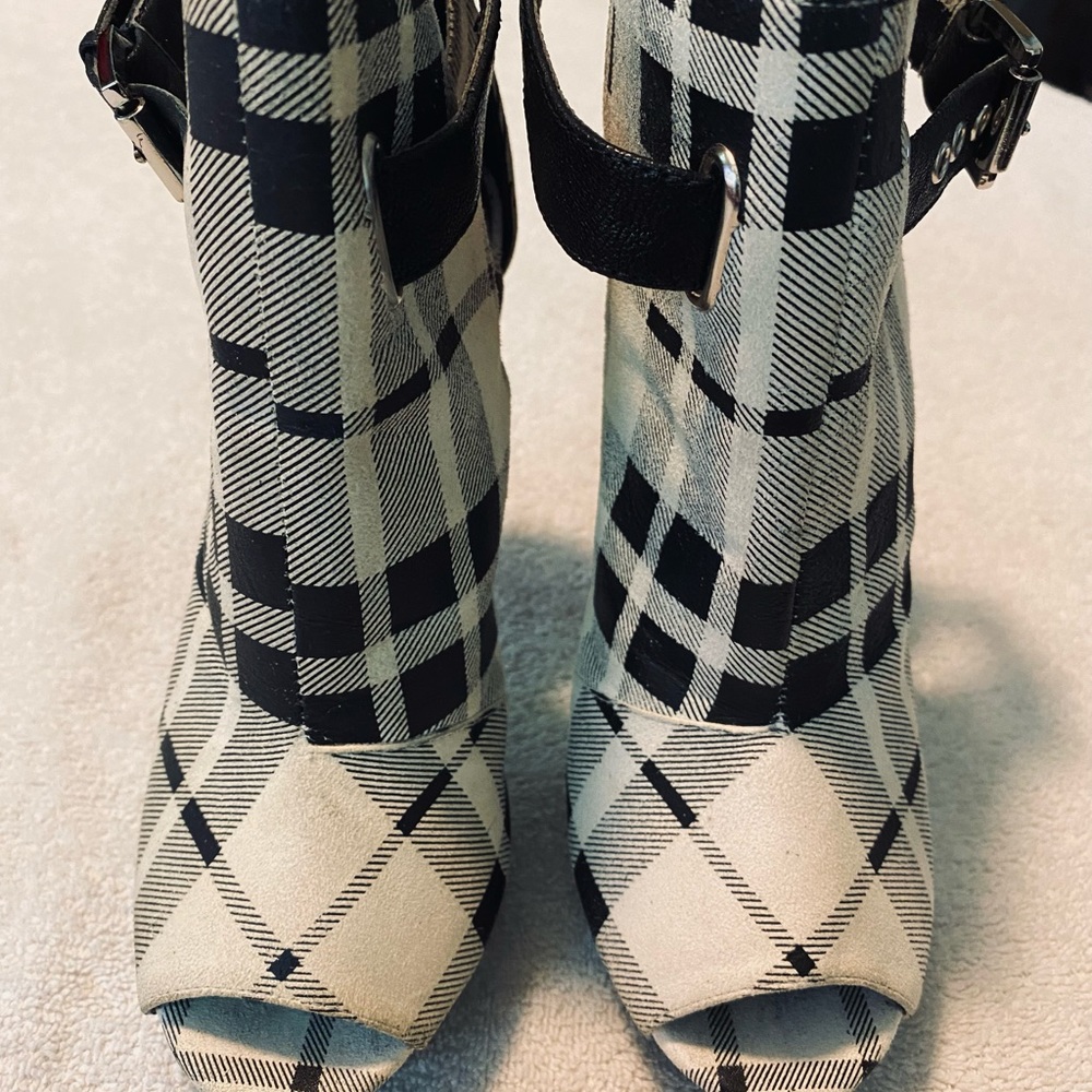 Brand New Super Sexy Premium  Ankle Boots by BAKERS - Size 5 - box 28 - Picture 3 of 4